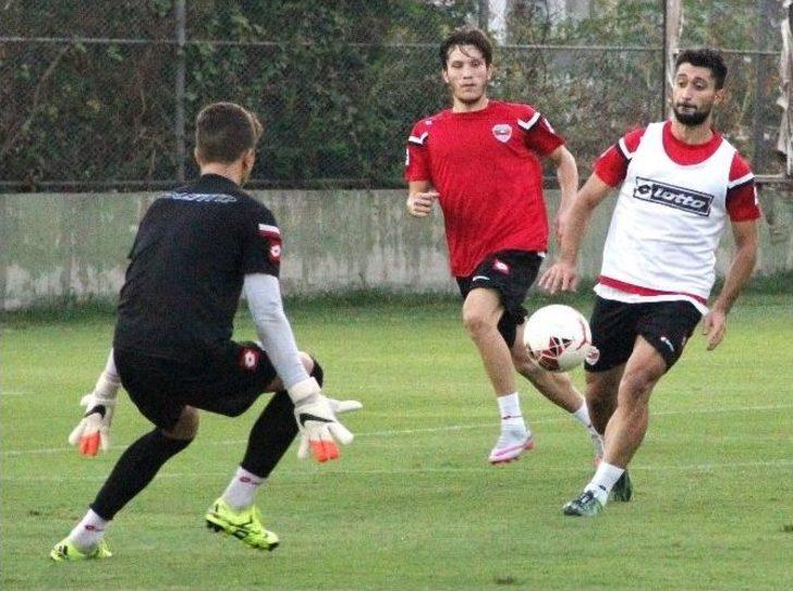 Adanaspor’da Futbolcular Göz Doldurdu