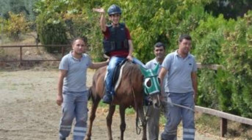 Otistik &Ccedil;ocuklar Atla Tedavi Oluyor