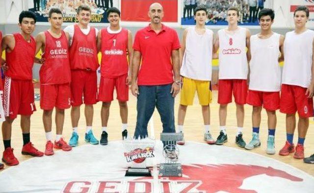 Kıvanç Dinler Dünya Sokak Basketbolu Turnuvası'nda Üst Üste Ikinci Kez Şampiyon