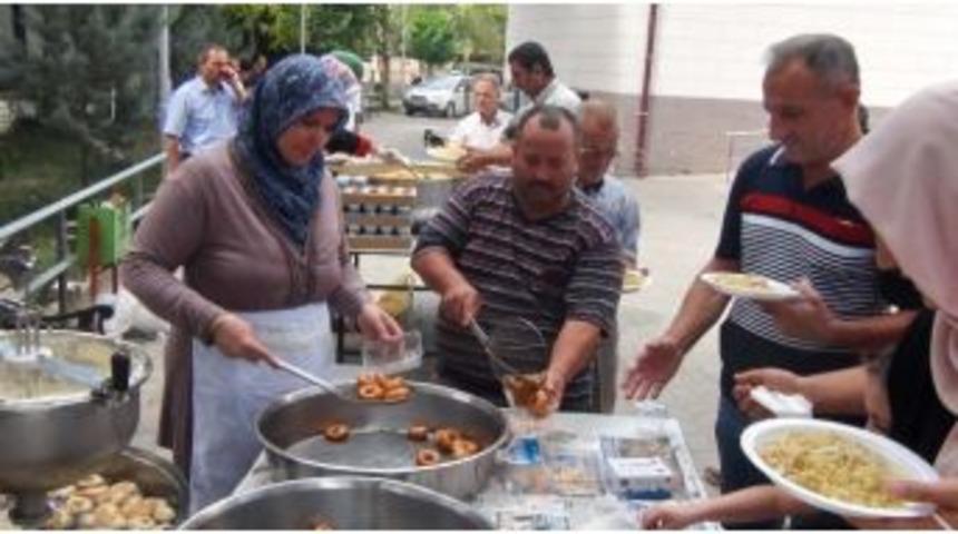 Vakıf Çalışanları Şehitler İçin Bin 500 Kişiye Lokma Döktürüp Dağıttı