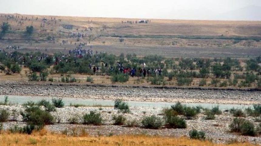 Silopi&rsquo;De Sınırı Y&uuml;zerek Ge&ccedil;en Şof&ouml;rlere Ateş A&ccedil;tı: 4 Yaralı