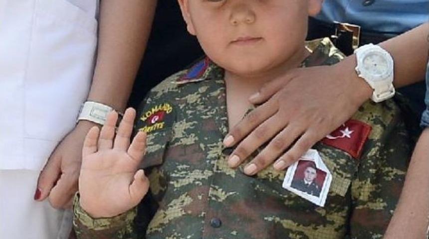 Şehit Taşan&rsquo;I Oğlu Asker, Eşi Polis Kıyafetiyle Uğurladı