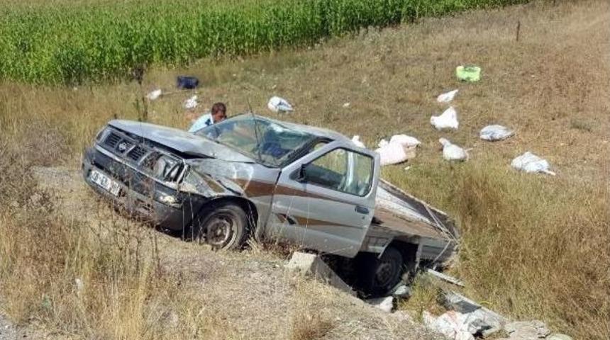 Kamyonet Şarampole Yuvarlandı: 3 Yaralı