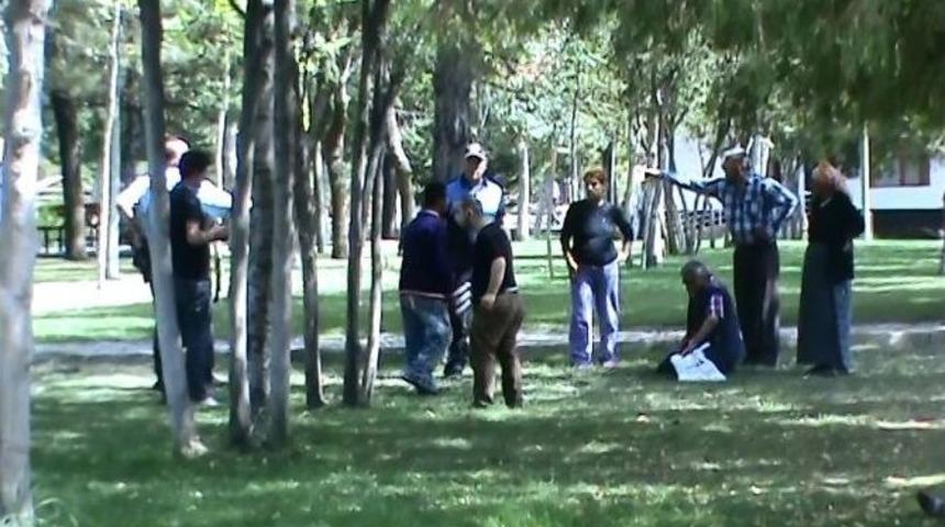 Baba Ve Oğlu Koltuk Değnekleriyle Hastanelik Etti