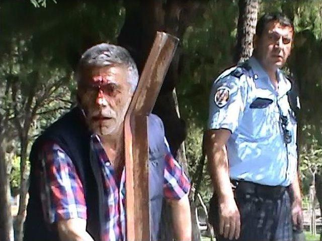 Baba Ve Oğlu Koltuk Değnekleriyle Hastanelik Etti 1