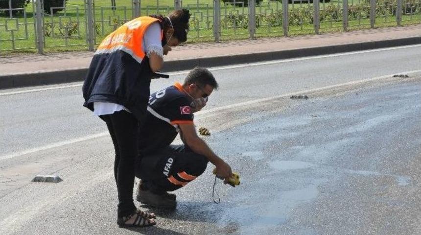 İzmit&rsquo;te Yola D&ouml;k&uuml;len Kimyasal Atık Paniğe Neden Oldu