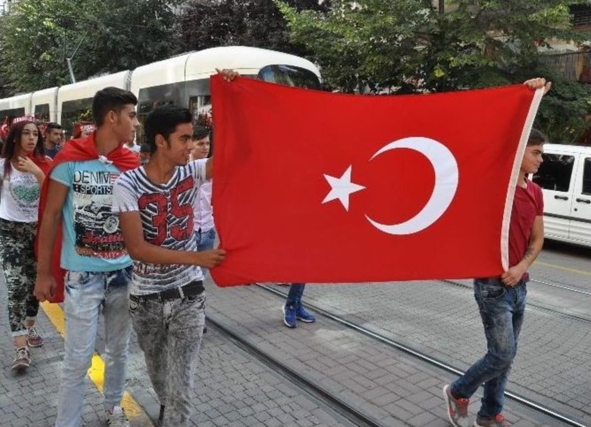 Gen&ccedil;ler Şehit Ağabeyleri İ&ccedil;in Y&uuml;r&uuml;d&uuml;