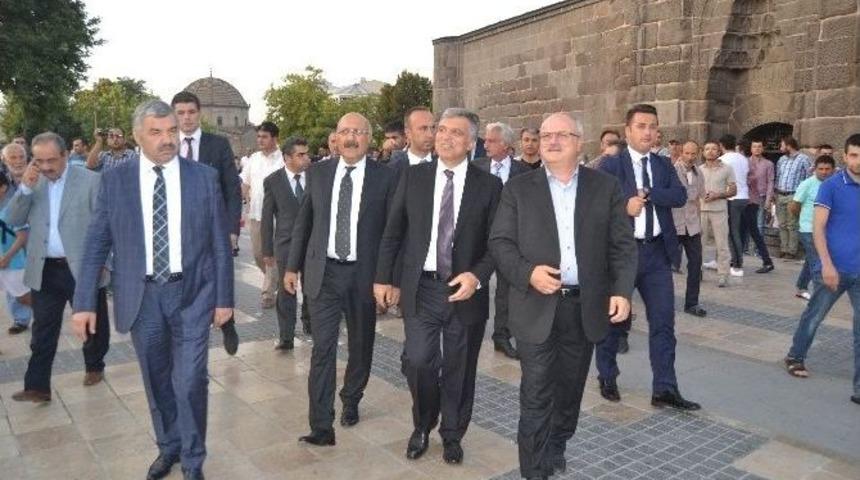 11. Cumhurbaşkanı G&uuml;l Hunat K&uuml;lt&uuml;r Merkezi Ziyaretinin Ardından Kayseri&rsquo;den Ayrıldı