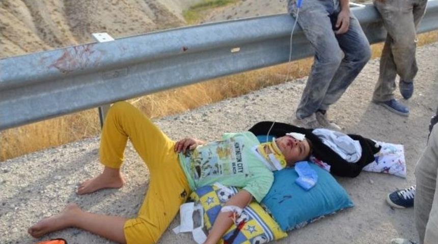 Otomobil, İş Makinesine &Ccedil;arptı: 5 Yaralı