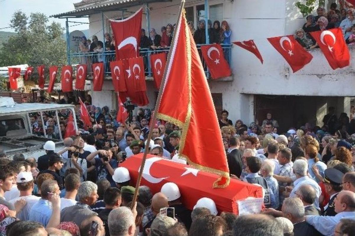 G&ouml;zyaşları Şehit Polis İ&ccedil;in Aktı