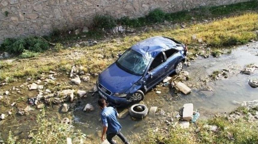 Otomobil Dereye U&ccedil;tu: 1 Yaralı