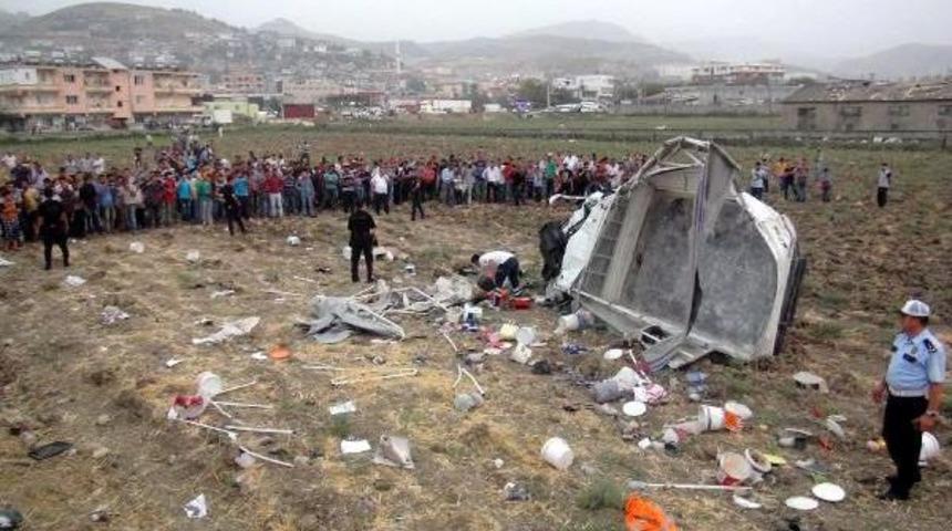 İş&ccedil;i Taşıyan Kamyonet Şarampole Yuvarlandı; 4 &Ouml;l&uuml;, 20 Yaralı (2)