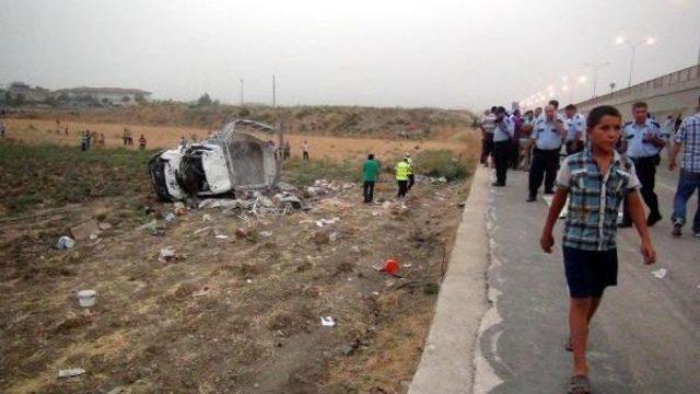 İş&ccedil;i Taşıyan Kamyonet Şarampole Yuvarlandı; 4 &Ouml;l&uuml;, 20 Yaralı (2) 1