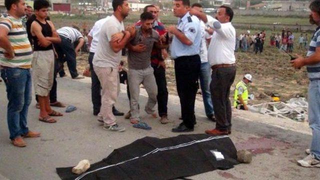 İş&ccedil;i Taşıyan Kamyonet Şarampole Yuvarlandı; 4 &Ouml;l&uuml;, 20 Yaralı (2) 2