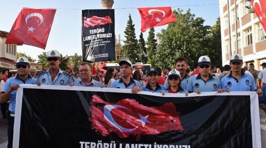 Uşak&rsquo;ta 5 Bin Kişi Şehitler İ&ccedil;in Y&uuml;r&uuml;d&uuml;