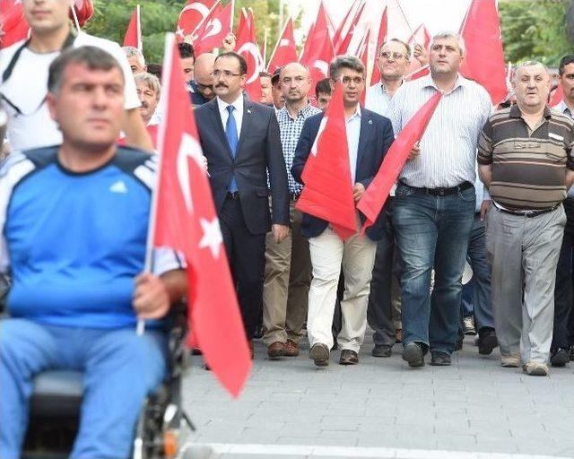 Uşak&rsquo;ta 5 Bin Kişi Şehitler İ&ccedil;in Y&uuml;r&uuml;d&uuml; 1