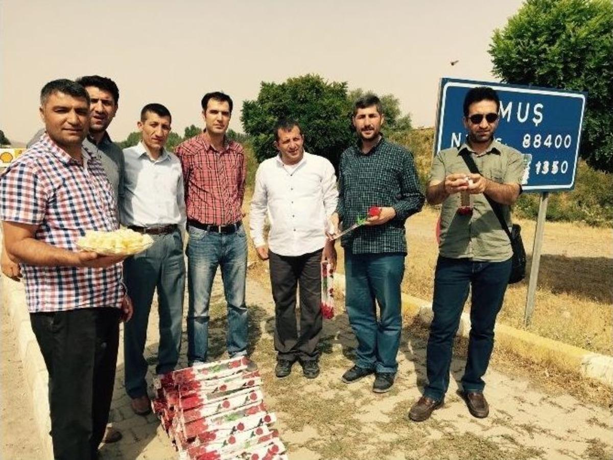 Muşlulardan G&uuml;l Ve Lokumlu Kardeşlik Mesajı