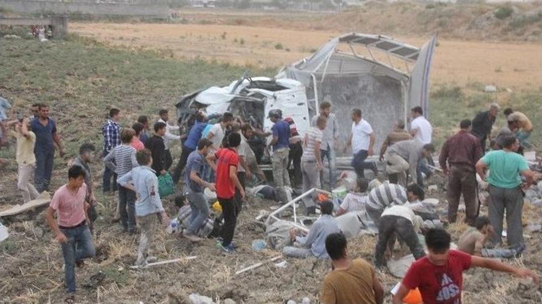 İnşaat İş&ccedil;ilerini Taşıyan Kamyonet Takla Attı: 6 &Ouml;l&uuml;, 25 Yaralı