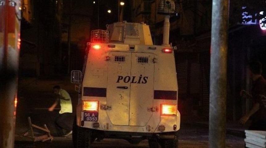 Y&uuml;z&uuml; Maskeli G&ouml;stericiler Barikat Kurup Eylem Yaptı