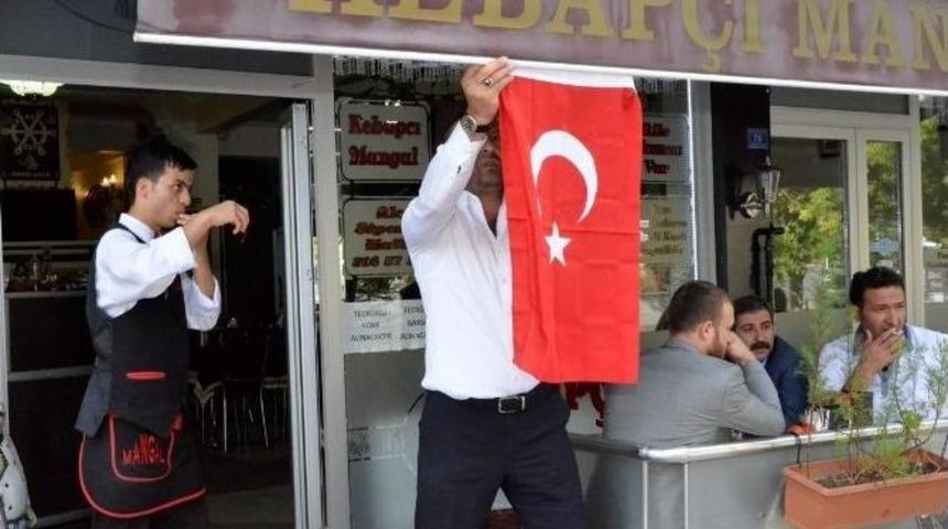 Paland&ouml;ken Belediyesi Esnaf Ve Vatandaşa Binlerce T&uuml;rk Bayrağı Dağıttı