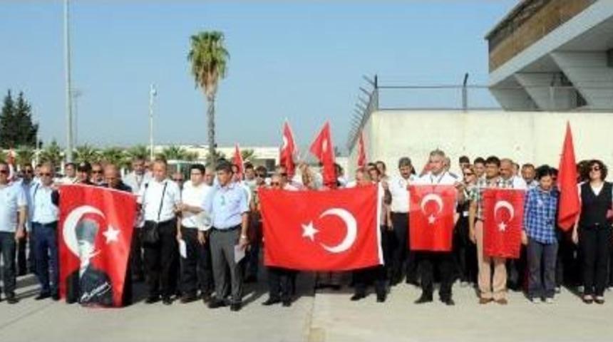 Antalya Havalimanı'nda &Ccedil;alışanlar Ter&ouml;r&uuml; Lanetledi