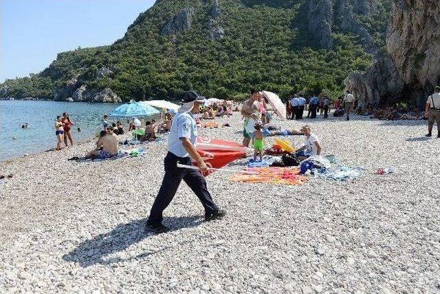 Olimpos Ve &Ccedil;ıralı Sahilinde Seyyar Satıcı Operasyonu 1