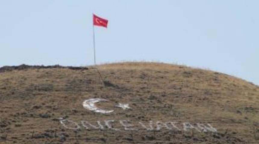 &Ccedil;at Kaymakamlığı İl&ccedil;ede Bulunan Ziyaret Tepesindeki Bayrak Direğini Yeniledi