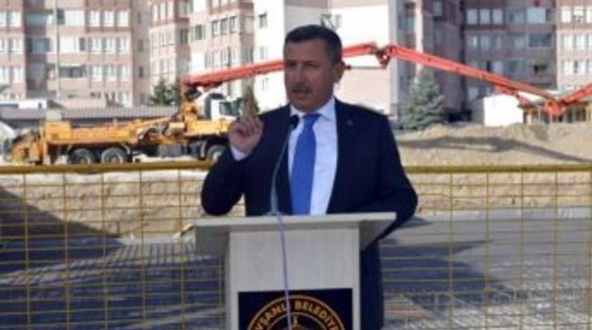 Vali Yılmaz: Birka&ccedil; Sarhoş Ve Birka&ccedil; &Ccedil;apulcu İnsanların Kaderiyle Oynamaya &Ccedil;alışıyor