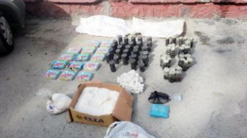 Diyarbakır'da Durdurulan Ara&ccedil;ta Cephanelik &Ccedil;ıktı, 3 G&ouml;zaltı (2)