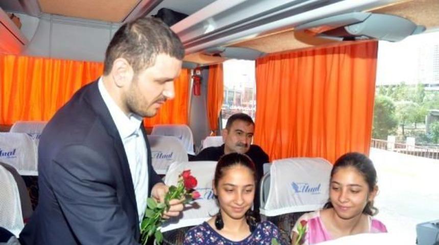 Alperen Ocakları &Uuml;yesi Bir Grup Doğuya Otob&uuml;sle Giden Yolculara G&uuml;l Dağıttı