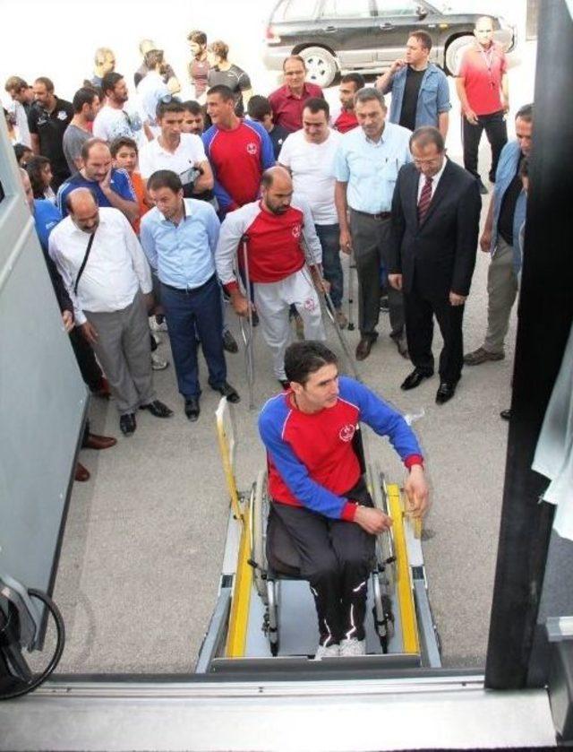 Engelli Otob&uuml;s&uuml; Basına Tanıtıldı 3
