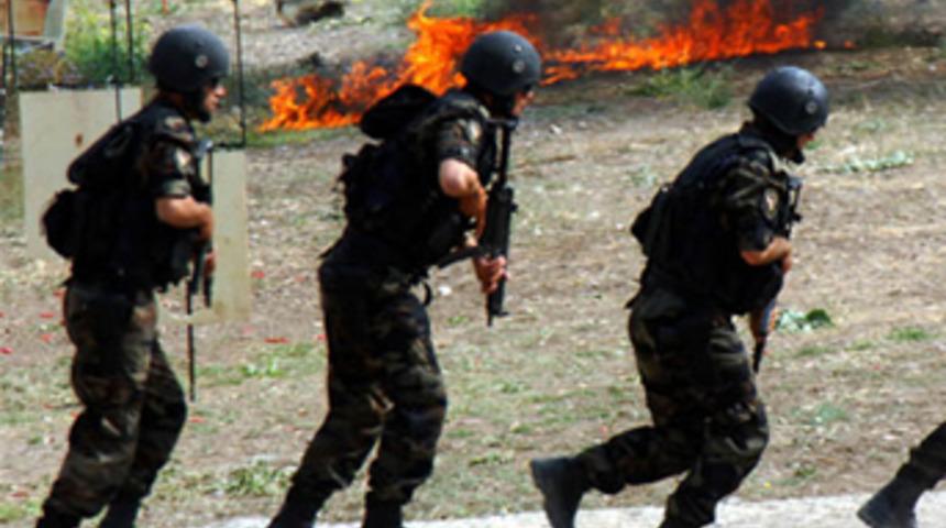 Polisleri keskin nişancılar vurdu!