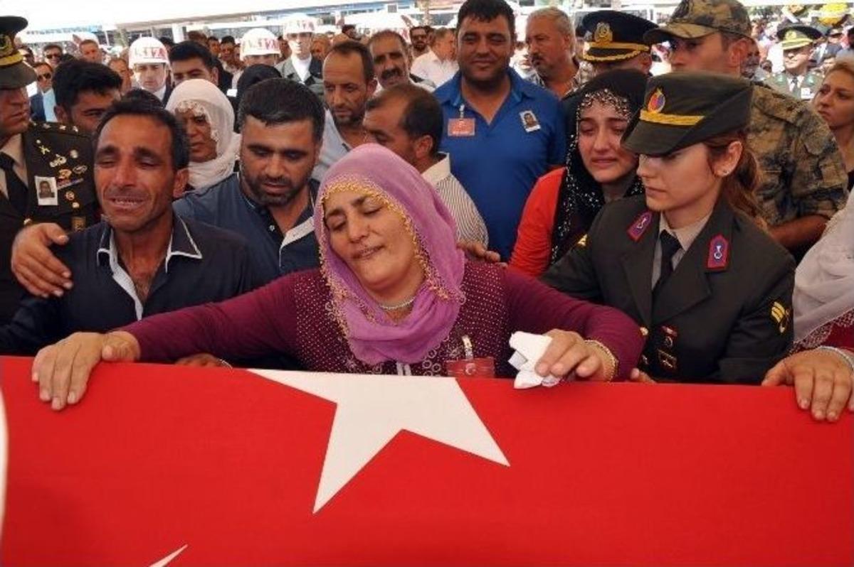 Şehit G&ouml;khan &Ccedil;akır İzmir&rsquo;de Son Yolculuğuna Uğurlandı