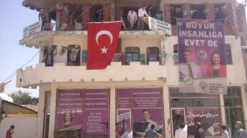 Yenişehir Belediye Başkanı Hdp Binasına T&uuml;rk Bayrağı Astı