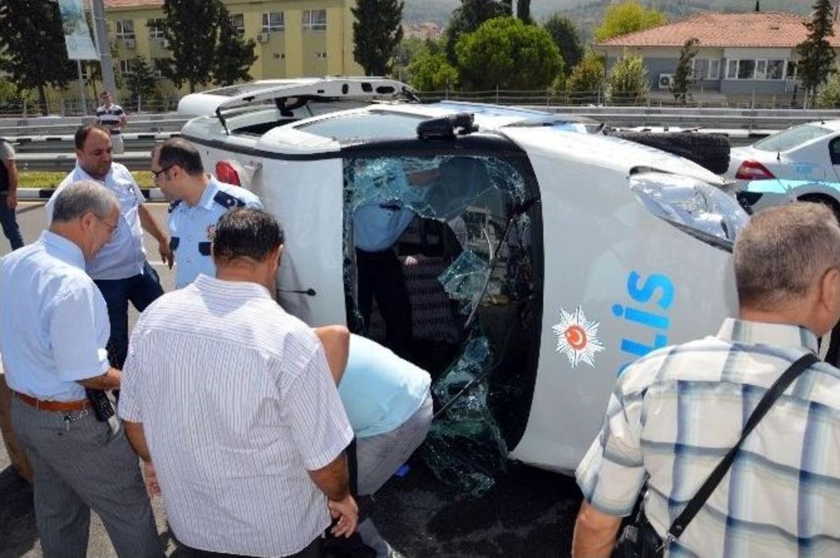 Polis Aracı Kaza Yaptı: İki Yaralı