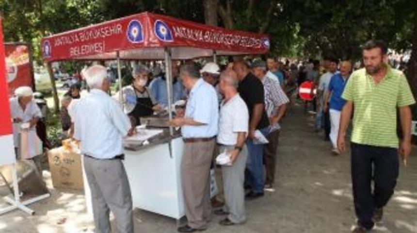 B&uuml;y&uuml;kşehir Belediyesi, Şehitler İ&ccedil;in Helva Dağıttı