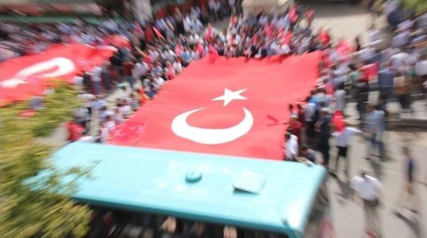 Bing&ouml;l&rsquo;de Ter&ouml;re Dev Bayraklı Tepki