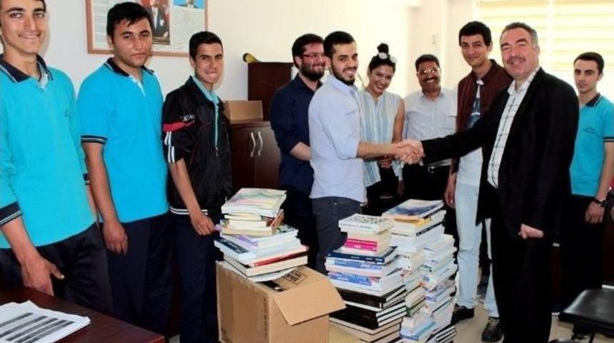 &Uuml;niversite &Ouml;ğrencilerinden Okul K&uuml;t&uuml;phanesine Destek