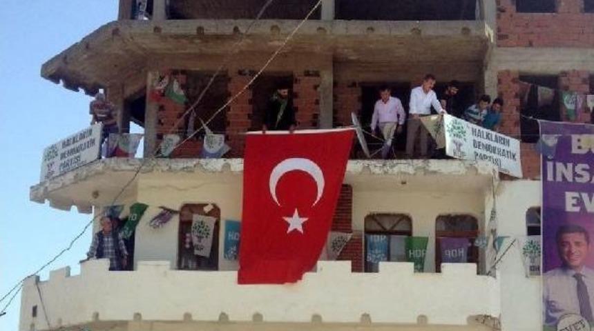 Yenişehir&rsquo;De Belediye Başkanı Hdp Binasına T&uuml;rk Bayrağı Astı