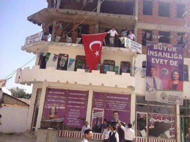 Yenişehir’De Belediye Başkanı Hdp Binasına Türk Bayrağı Astı