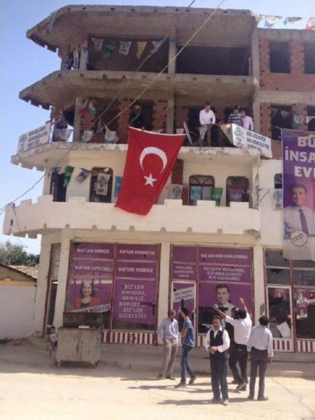 Yenişehir’De Belediye Başkanı Hdp Binasına Türk Bayrağı Astı