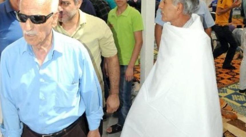 Cuma Namazı &Ccedil;ıkışı Kefen Giyip, &Ccedil;atışmaları Protesto Etti