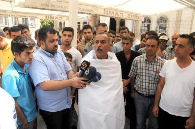 Cuma Namazı Çıkışı Kefen Giyip, Çatışmaları Protesto Etti