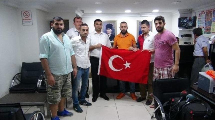 Malatyaspor Taraftarı Taşlı Saldırıya Uğrayan Otob&uuml;s Firmalarını Ziyaret Etti