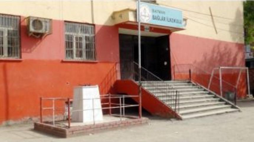 Batman&rsquo;da Atat&uuml;rk B&uuml;st&uuml;ne Bombalı Saldırı