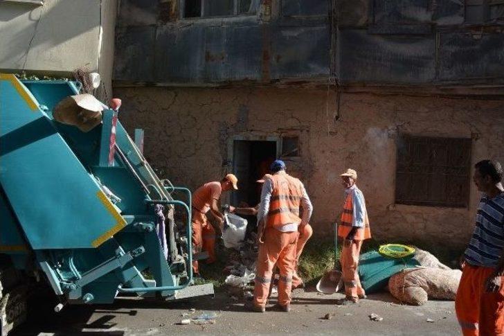 Sandıklı’da Yaşlı Kadının Evinden 5 Kamyon Çöp Çıktı