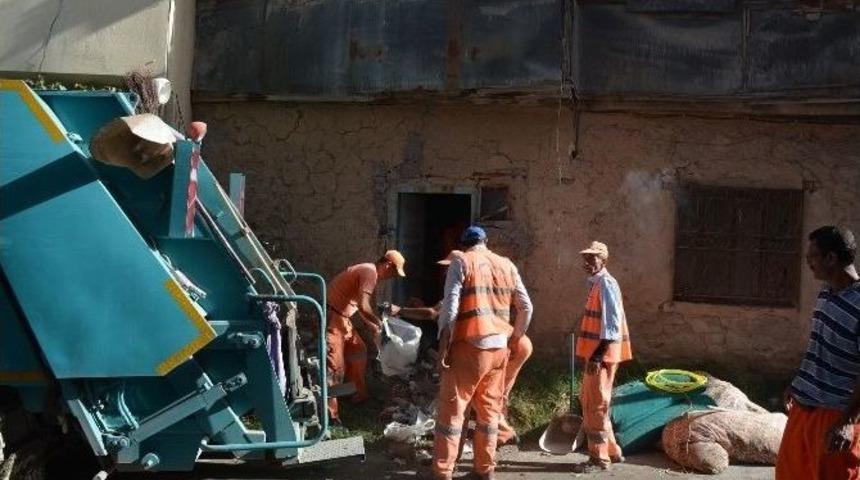 Sandıklı’da Yaşlı Kadının Evinden 5 Kamyon Çöp Çıktı