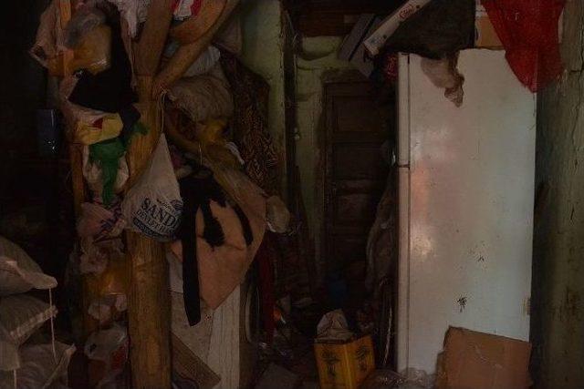 Sandıklı’da Yaşlı Kadının Evinden 5 Kamyon Çöp Çıktı