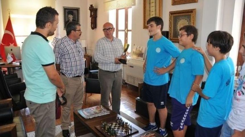Başarılı Sporculardan S&uuml;leymanpaşa Belediye Başkanı Eşkinat&rsquo;a Ziyaret