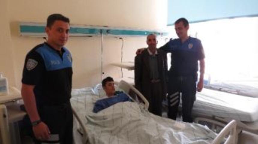 Polisler, Engelli &Ccedil;ocuğu S&uuml;nnet Ettirdi